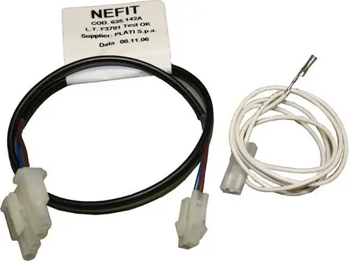 Bosch Adapter Anschlusskabel mit zwei Steckverbindern, einem weißen Kabel und einem weiteren Kabel mit einer angeschlossenen Metallspitze. Kabel zur Verbindung von Heizungszubehör.